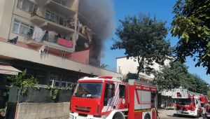 Alev alev yanan daireyi itfaiye ekipleri söndürdü