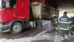 Balataları tutuşan tır 2 araca çarptı