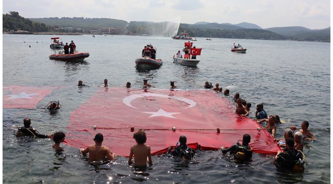 Bayrağı gören dalgalandırmak için denize atladı