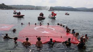 Bayrağı gören dalgalandırmak için denize atladı