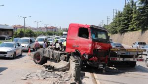Beton blokları parçalayan tır, trafiği felç etti
