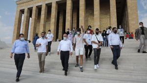 Bıyık, gençleri Anıtkabir’e götürdü