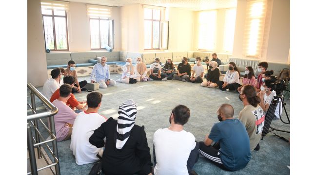 Çiftçi gençleri dinledi