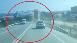 Damperi açılan kamyon PTS direğine böyle çarptı