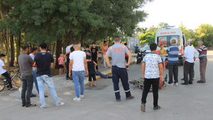  Elektrikli bisiklet otomobile arkadan çarptı: 2 yaralı