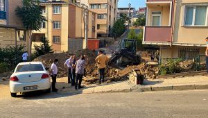 Elleriyle kazıp toprak altında kalan işçiyi kurtardılar