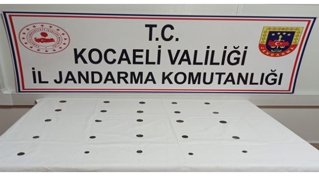 Feribot yolundaki araçtan 25 tarihi sikke yakalandı