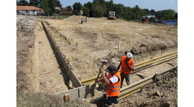Gençlerin futbol sahası isteğini geri çevirmedi