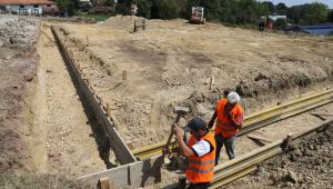 Gençlerin futbol sahası isteğini geri çevirmedi