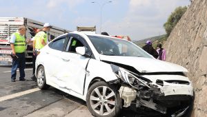 Hurdaya dönen otomobilden yara almadan kurtuldular