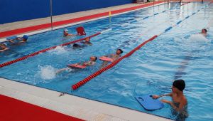 İzmit Belediyesi’nin ücretsiz yüzme kursları devam ediyor