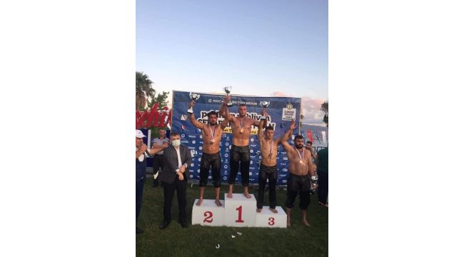 İzmitli güreşçiler madalyaya doymuyor