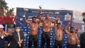 İzmitli güreşçiler madalyaya doymuyor