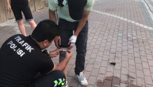 Kaza yapan gencin yardımına trafik polisi koştu