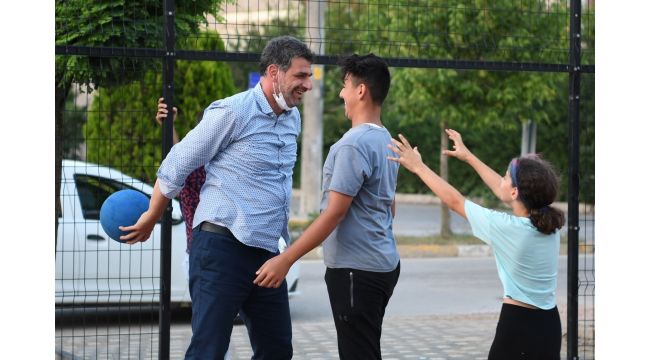 Kocaman gençlerle basketbol oynadı