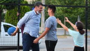 Kocaman gençlerle basketbol oynadı