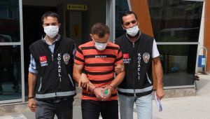 Kuyumcuya taşla vurup, altınları çalan zanlı tutuklandı