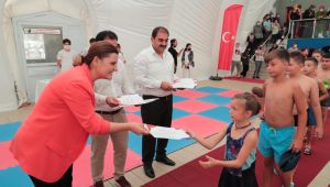 Minik yüzücüler sertifikalarını Hürriyet’in elinden aldı