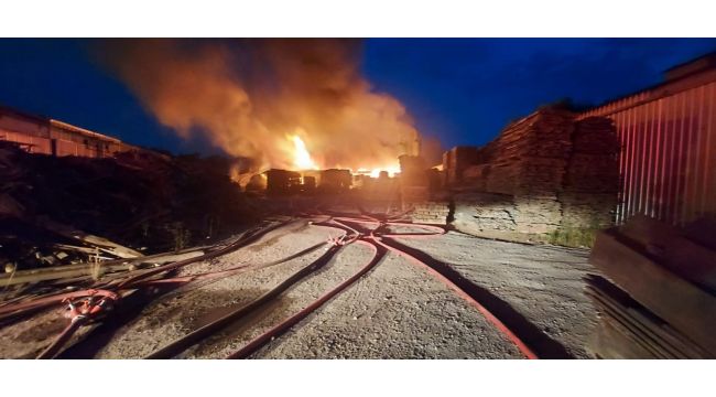 Mobilya fabrikasının deposu alev alev yandı