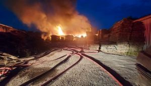 Mobilya fabrikasının deposu alev alev yandı