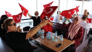 Muhtarlar zafer coşkusunu körfez turunda yaşadı