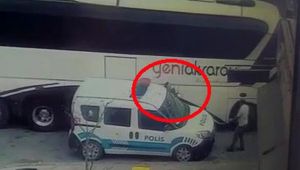 Polis memuru otobüs ile ekip otosu arasında sıkıştı