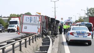 TEM’de ev eşyası taşıyan kamyon devrildi