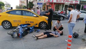 Ticari taksiyle çarpışan motosiklet sürücüsü yaralandı