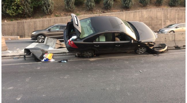 Tırı sollamak isterken bariyerlere çarptı: 2 yaralı