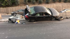 Tırı sollamak isterken bariyerlere çarptı: 2 yaralı