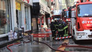 Yangında mahsur kalan engelli çalışanı zabıta kurtardı