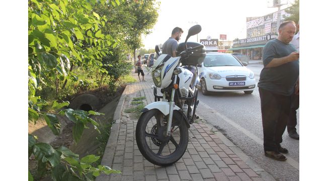 Yayaya çarpmamak için manevra yapan motosiklet devrildi