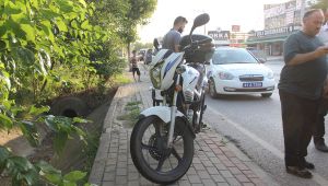 Yayaya çarpmamak için manevra yapan motosiklet devrildi