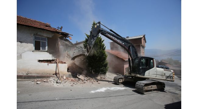 Zabıtan mahallesindeki hasarlı bina yıkıldı