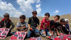 1tebessüm 1hayat Derneği'nden öğrencilere yardım eli!