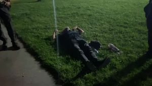 Alkollü şahıs yere yatıp dakikalarca göğsünü yumrukladı