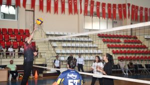 Başkan Çiftçi Gençlerle Voleybol Oynadı