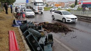Belediye işçilerini taşıyan römork devrildi: 3 yaralı