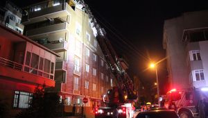 Bina çatısında çıkan yangın paniğe neden oldu