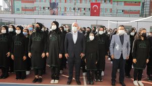 Bıyık, okulun ilk günü öğrencileri yalnız bırakmıyor