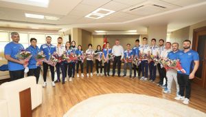 Büyükakın, Kağıtspor’un şampiyon sporcularını ağırladı