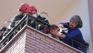 Demir parmaklıklara sıkışan çocuğu itfaiye kurtardı
