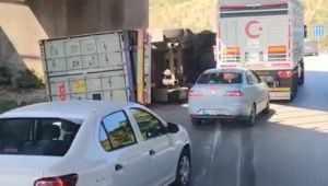 Dilovası’nda devrilen tırın sürücüsü hayatını kaybetti