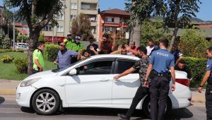 Dur ihtarına uymayan otomobilden 6 kaçak göçmen çıktı