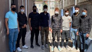 Durdurulan araçtan 8 düzensiz göçmen çıktı