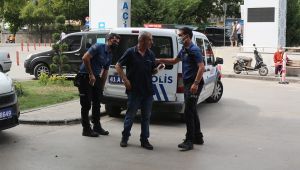 Evde kavga eden baba ve oğlu birbirini bıçakladı