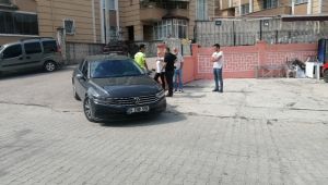 Evinin önünde oturan minik çocuk otomobilin altında kaldı