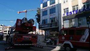 Gebze’de maddi sıkıntı intihar için çatıya çıkarttı!