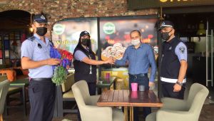 Gebze Zabıtasından Esnafa Çiçek Takdimi