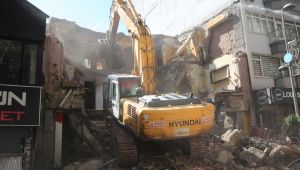 Gölcük depreminde ağır hasar gören bina 22 yıl sonra yıkıldı